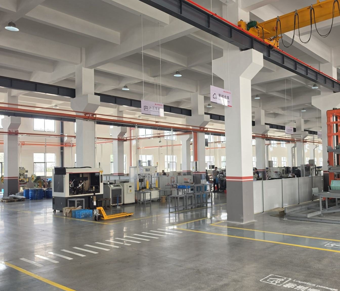 Fertigungshalle mit Bearbeitungsmaschinen im Werk Lishui