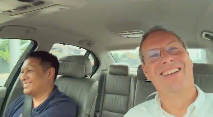 Joost Samyn avec le distributeur Pakorn en voiture à Bangkok