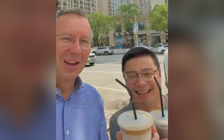 Joost Samyn und James Dai beim Kaffee in China