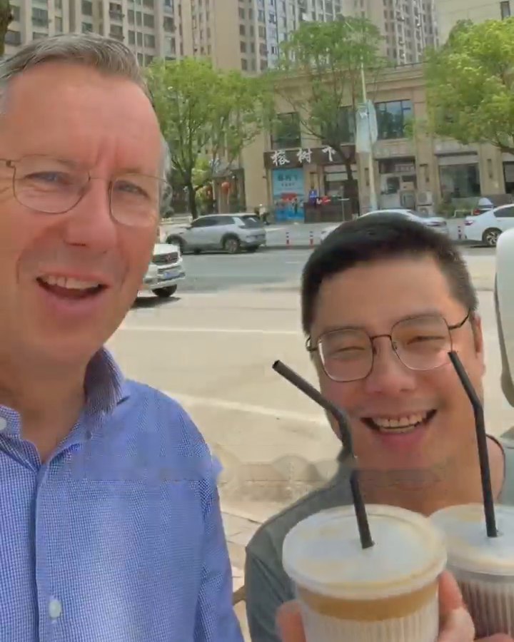 Joost Samyn et le Sales Director James Dai autour d'un café en Chine