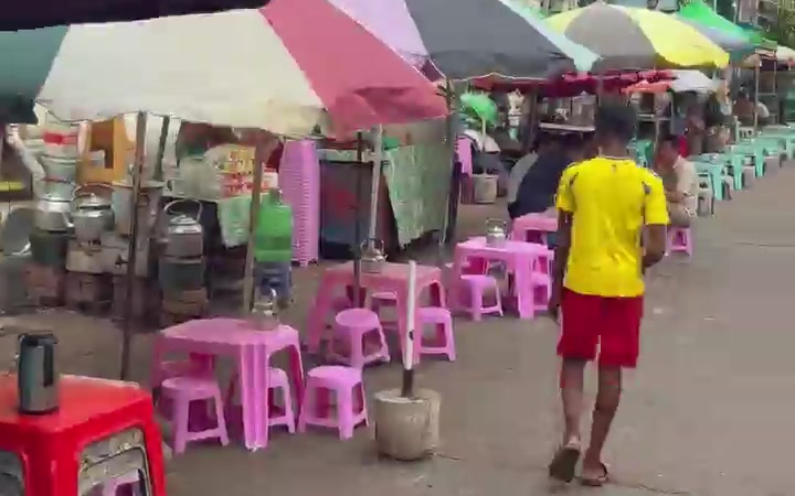 Cuisines de rue aux parasols colorés à Yangon, Myanmar