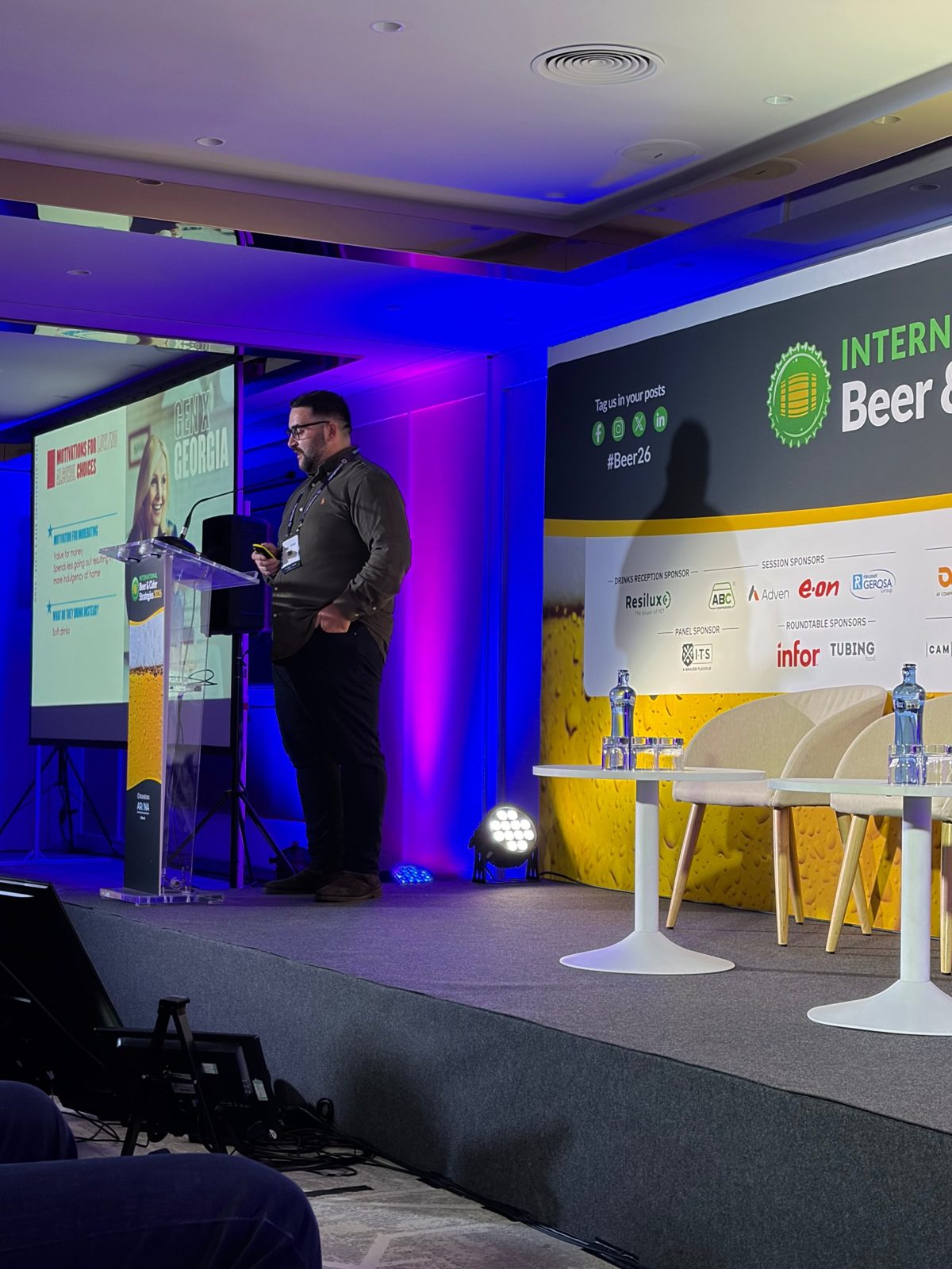 Talk on stage about motives for choosing alcohol-free drinks