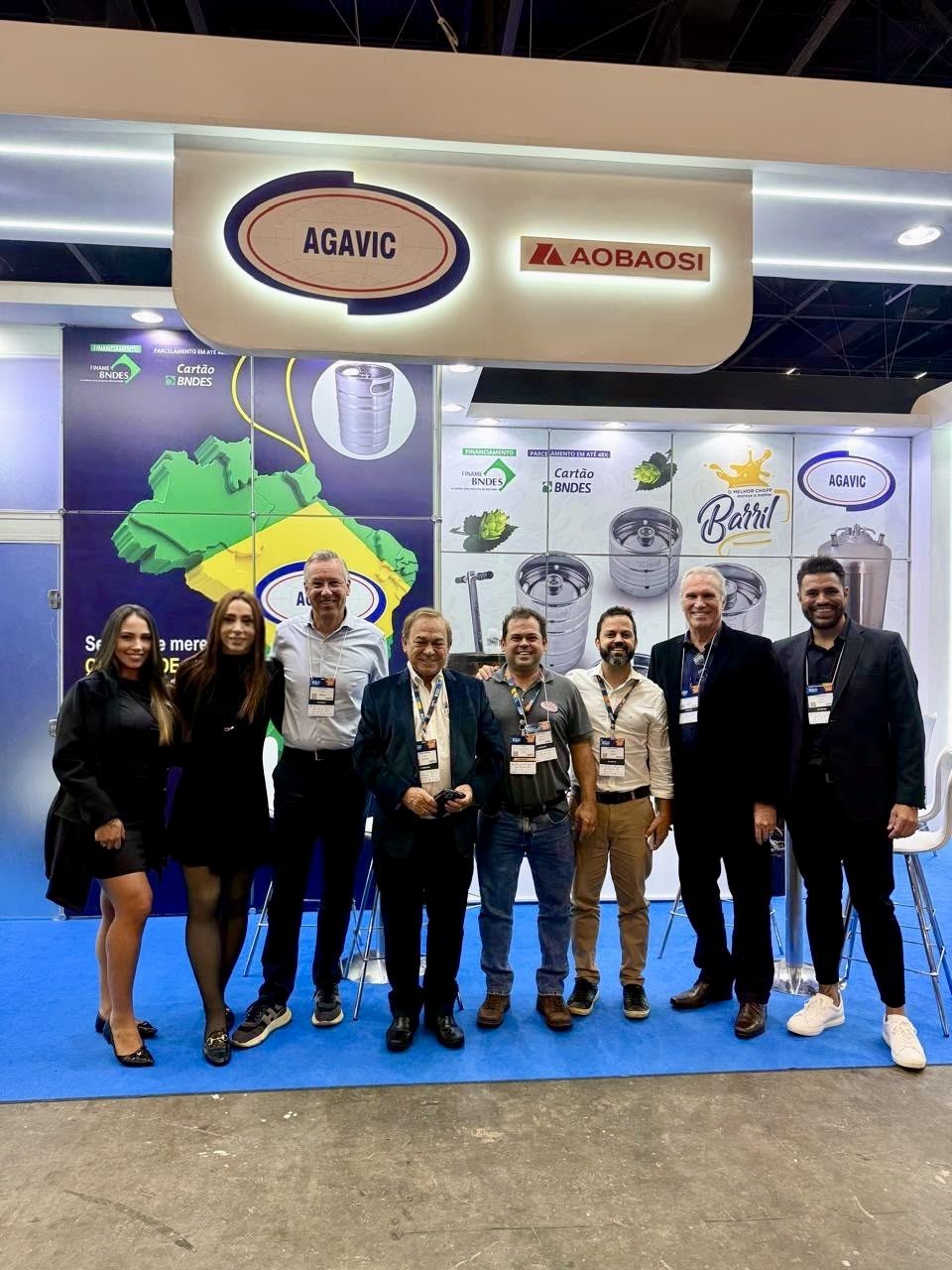 Gruppenbild am Stand von AGAVIC und AOBAOSI