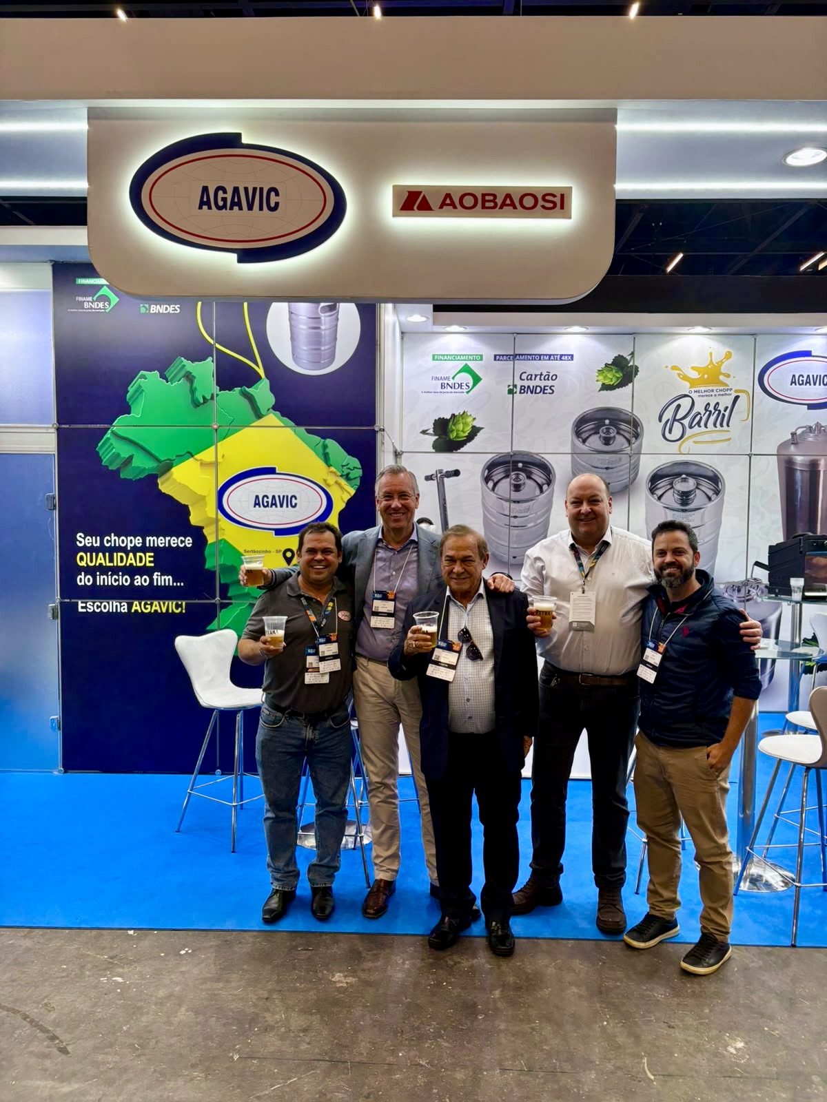 Anstoßen am Stand von AGAVIC und AOBAOSI