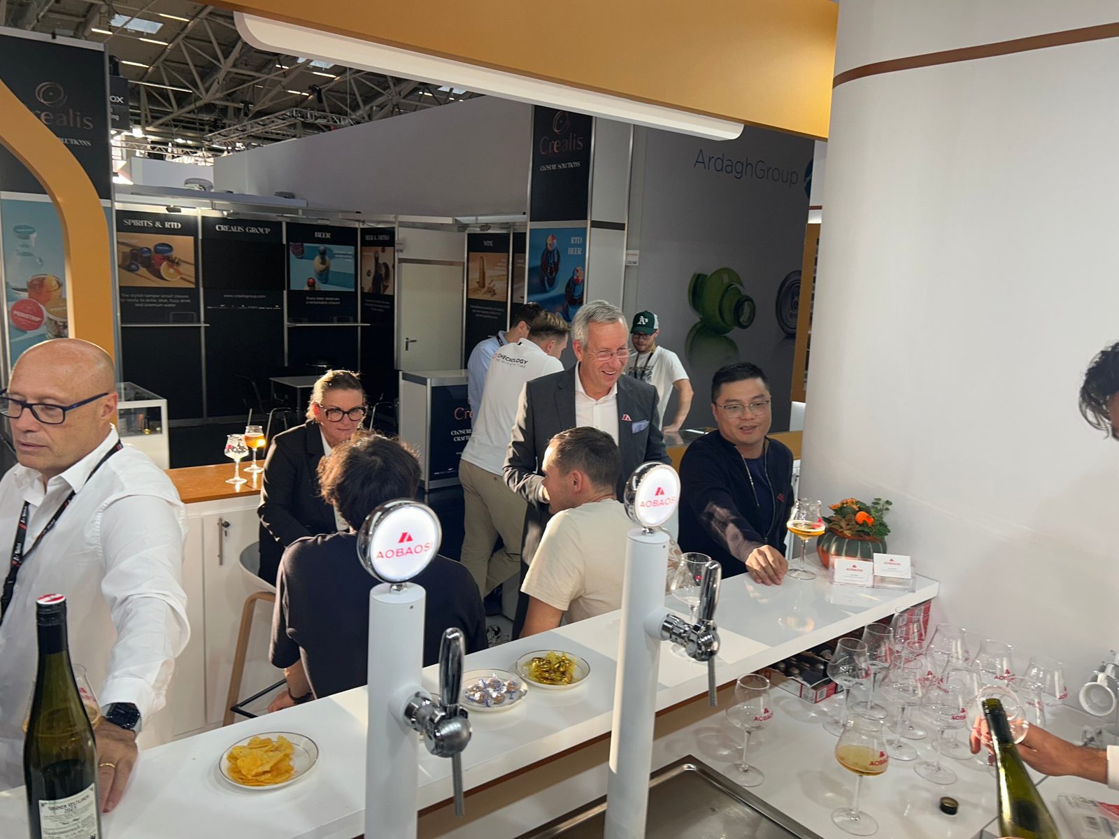 Bar with two taps bearing the AOBAOSI logo and glasses at the stand