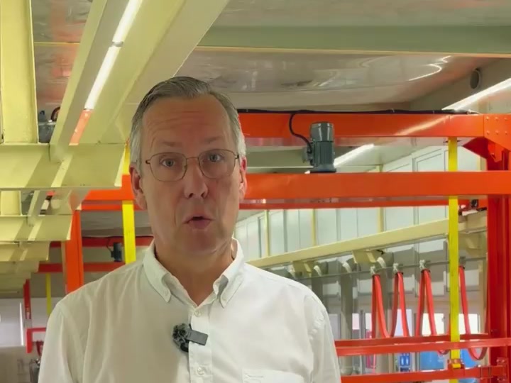 Joost Samyn vor der neuen Elektropolierlinie im Werk Lishui