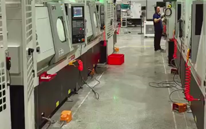 Gang zwischen CNC-Maschinen im neuen Werk Lishui