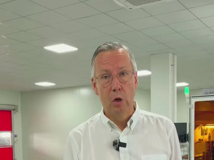 Joost Samyn im Reinraum der Montage